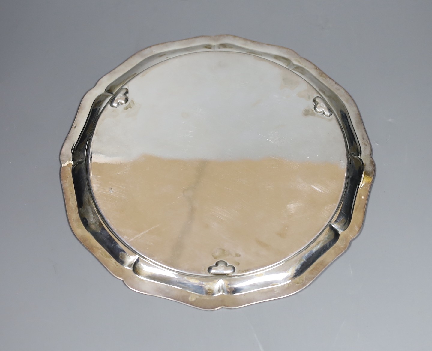 A late Victorian silver salver, Atkin Brothers, Sheffield, 1900, 25.7cm, 14.5oz.